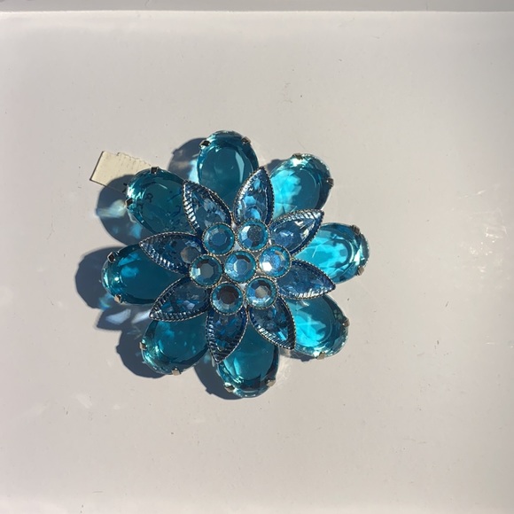 Women’s Pin - Picture 3 of 5